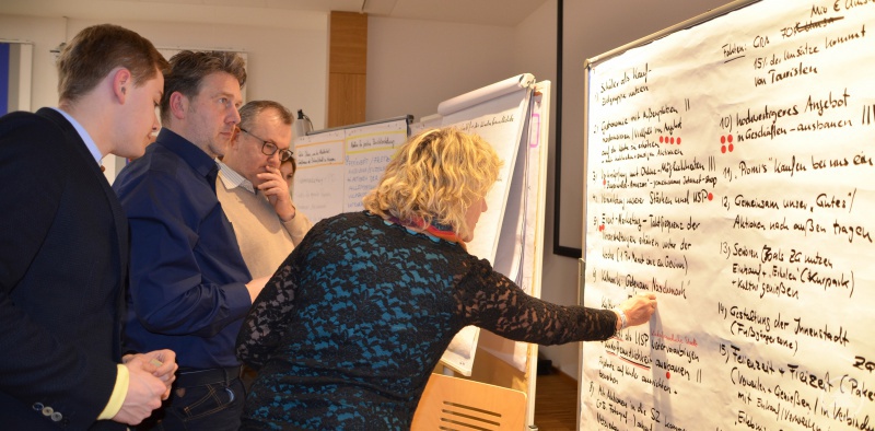 Am Ende des Workshops wurde fleißig gepunktet. Die Themen mit den meisten Punkten sollen in der nächsten Runde vertieft werden.