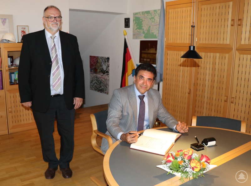 Oberbürgermeister Jürgen Dupper (links) freut sich über die Widmung von Generalkonsul Mohit Yadav im Gästebuch der Stadt Passau.