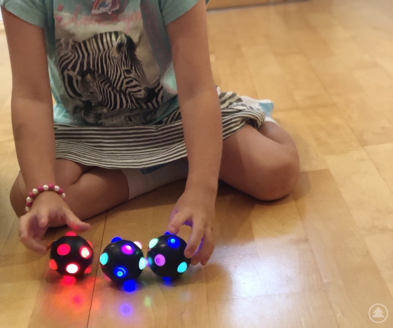Bewegung macht mit so besonderen Bällen, wie diesen leuchtenden, gleich noch mehr Spaß.