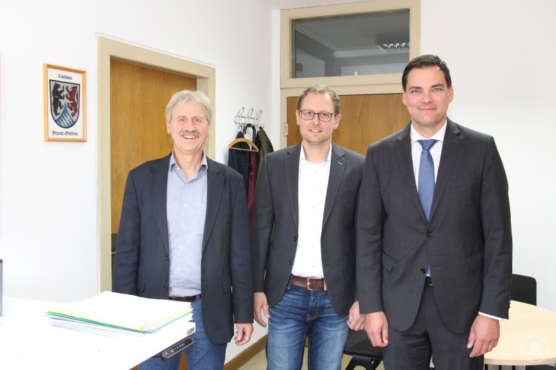 Landrat Sebastian Gruber (r.) und Abteilungsleiter Heinrich Höcherl (l.) freuen sich mit dem neuen Sachgebietsleiter des technischen Bauamtes, Christian Petzi (m.), auf die künftige, vertrauensvolle Zusammenarbeit.