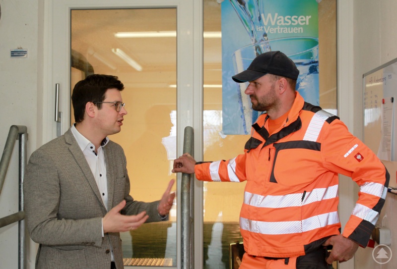 Der Zugang zum Wasser bleibt selbst Bürgermeister Martin Pichler am Hochbehälter Kadernberg verwehrt. Das Lebensmittel Nr. 1 braucht Vertrauen und per versperrter Türe Schutz vor Keimen, sagt Christian Nachlinger als Fachkraft für Wasserversorgungstechnik. Schutz vor Zugriff jenseits der Bürgerinteressen braucht es auch, so Pichler.