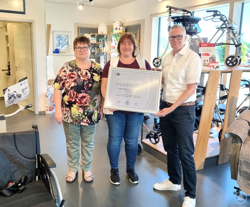 IHK-Regionalbetreuer Manuel Klement überreichte die Urkunde an die beiden Gründerinnen des Sanitätshauses: Sieglinde Zaglauer (links) und ihre Tochter Sonja Zaglauer-Segl