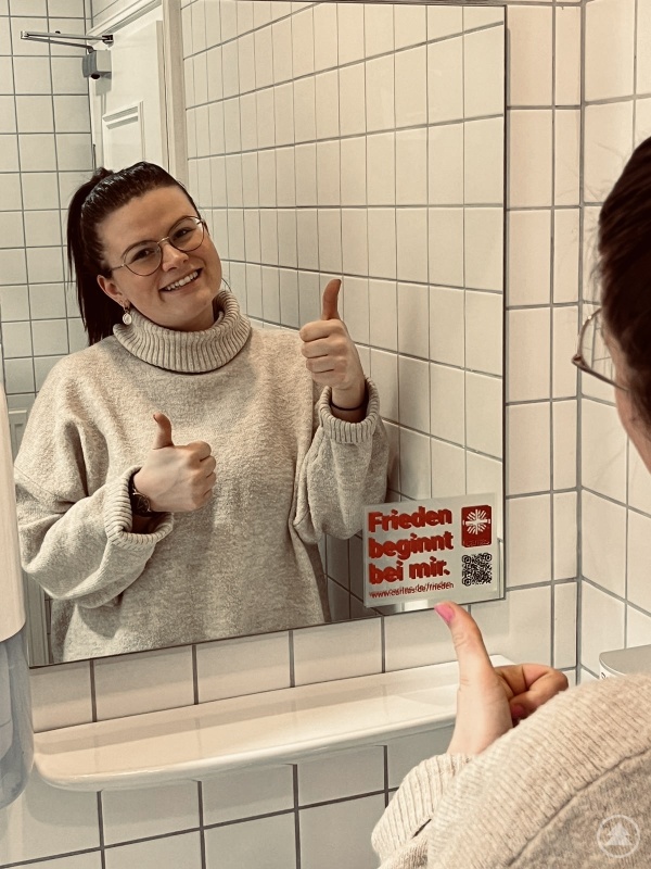 Lena Steininger macht es vor: Aufkleber auf die Spiegel und los geht`s! „Frieden beginnt bei mir“