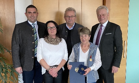 „Sie sind eine würdige Empfängerin, dieser hohen Auszeichnung“ -  Bundesverdienstmedaille an  Annita Simmel aus Wiesenfelden verliehen