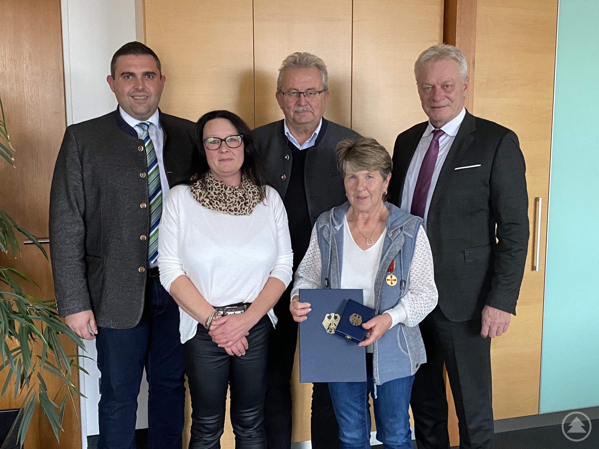 Bürgermeister Andreas Urban, Melanie Simmel, Landrat Josef Laumer, Annita Simmel, MdB Alois Rainer (von links).