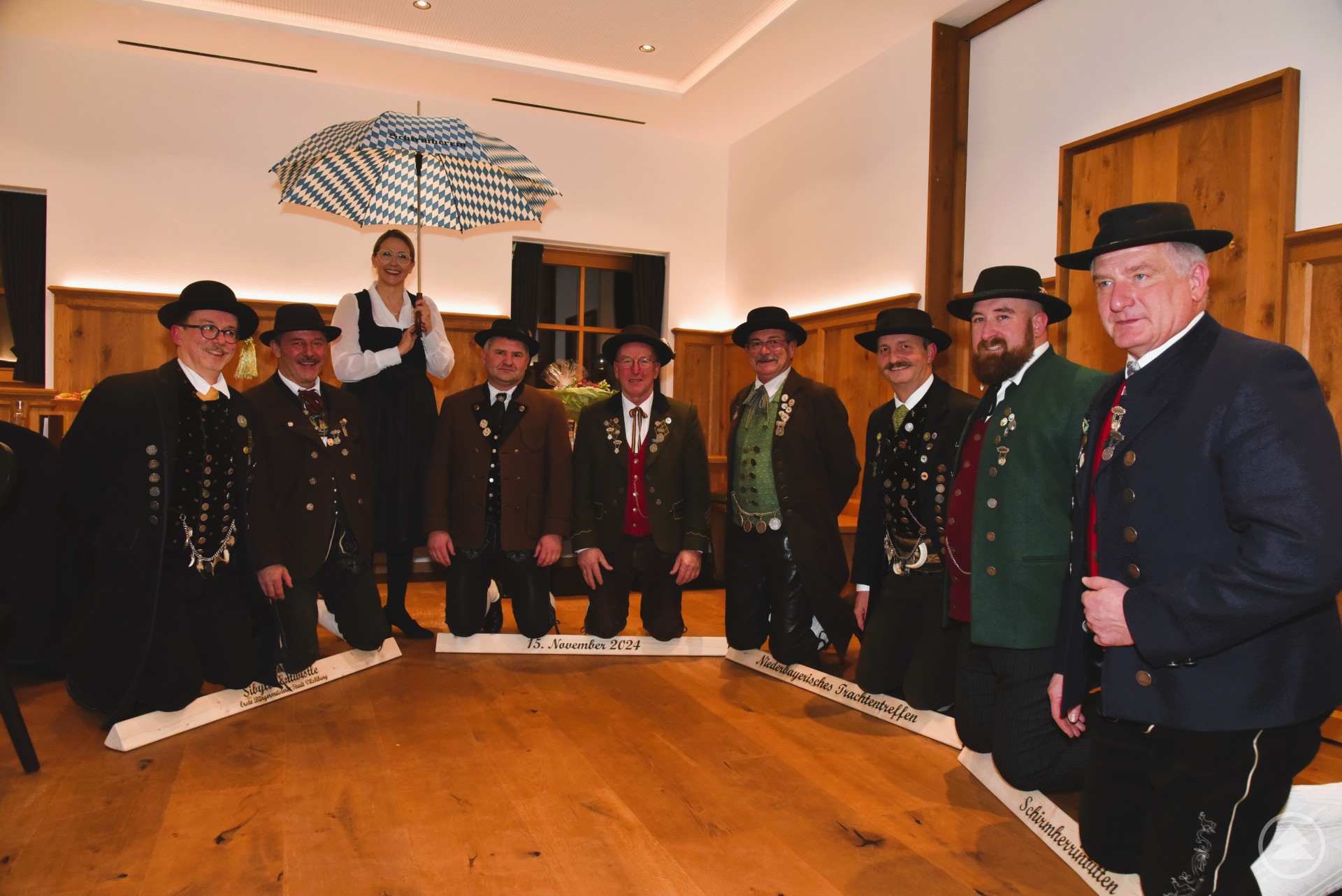 Erst nachdem die Vertreter der Gauausschüsse um 2. Gauvorstand des Trachtengaues Niederbayern, Kurt Steibl (4.v.r.), Gauvorstand des Bayer. Waldgaues Andreas Tax (1.v.r.) und des Dreiflüsse-Trachtengaues, Walter Söldner (2.v.l.) das Scheitelknien durchstanden hatten, sagte Vilsbiburgs Bürgermeisterin, Sibylle Entwistle Ja als Schirmherrin das Niederbayerische Trachtentreffen in Vilbiburg zu behüten.