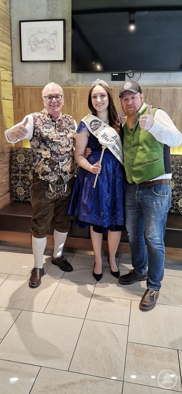 Weißwurstbotschafter Bertl Fritz, Weißwurstkönigin Sophie Braumiller und Starkoch Lucki Maurer.jpg