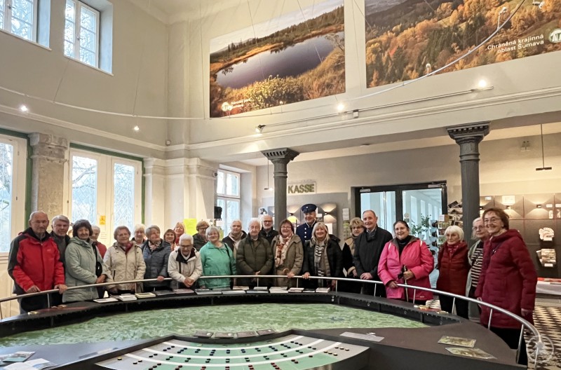 Der Kulturausflug führte die Grafenauer Waldvereinsmitglieder auch in die NaturparkWelten im Grenzbahnhof Bayerisch Eisenstein. Eine Gruppe von Menschen steht um ein großes Landschaftsmodell im Inneren eines Museums, an den Wänden hängen großformatige Naturfotografien..jpg