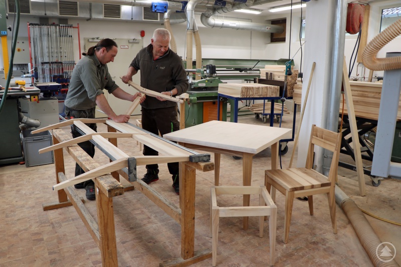 Derzeit arbeiten Hans-Georg Simmet (rechts) und Martin Pauli an den Bänken für die Racheldiensthütte. Auch Tische, Stühle und Hocker zimmern Nationalpark-Mitarbeiter in Eigenregie.