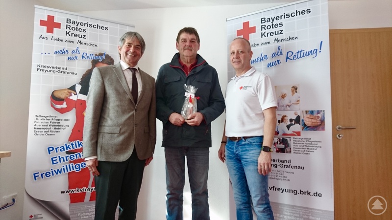 Ludwig Lankl, BRK-Kreisvorsitzender (v. links), Alois Bauer, Josef Aigner, BRK-Kreisgeschäftsführer