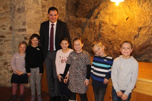 Mama oder Papa beim Arbeiten über die Schulter schauen