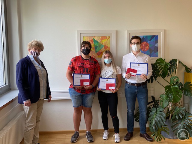 Schulleiterin Barbara Zethner zeichnet die drei Preisträger des Lions-Schulpreises, (v.l.) Felix Binder, Lisa Pauli und Maximilian Alberth, für ihr soziales Engagement aus.