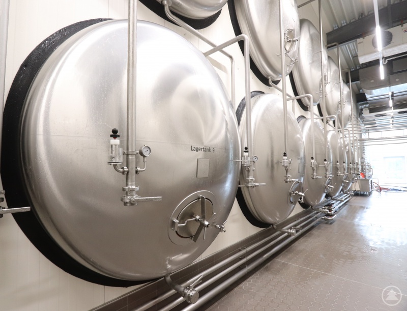 Die Brauerei setzt für die besondere Qualität ihrer Biere auch auf modernste und energiesparende Technik, zum Beispiel mit liegenden Lagertanks im neuen Gär- und Lagerkeller.