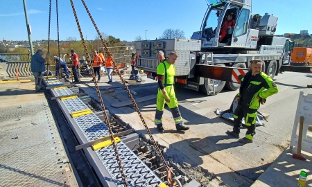 Franz-Josef-Strauß-Brücke: Neue Übergangskonstruktion  erfolgreich eingehoben