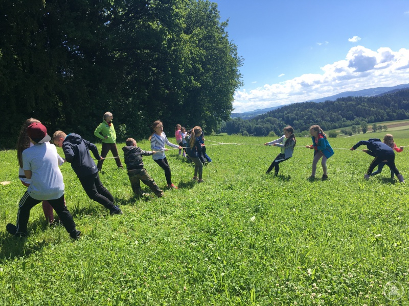 Die Kinder beim Dreizug, als jede Gruppe für seine Interessen kämpft. Antje Laux (WaldZeit) leitet das Spiel an.