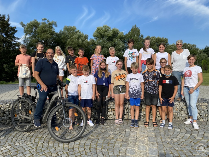 Die Schülerinnen und Schüler der Grund- und Mittelschule in Röhrnbach freuen sich zusammen mit ihren Lehrkräften und der Schulleitung Gibis über ihre Bestleistung beim diesjährigen Stadtradeln.