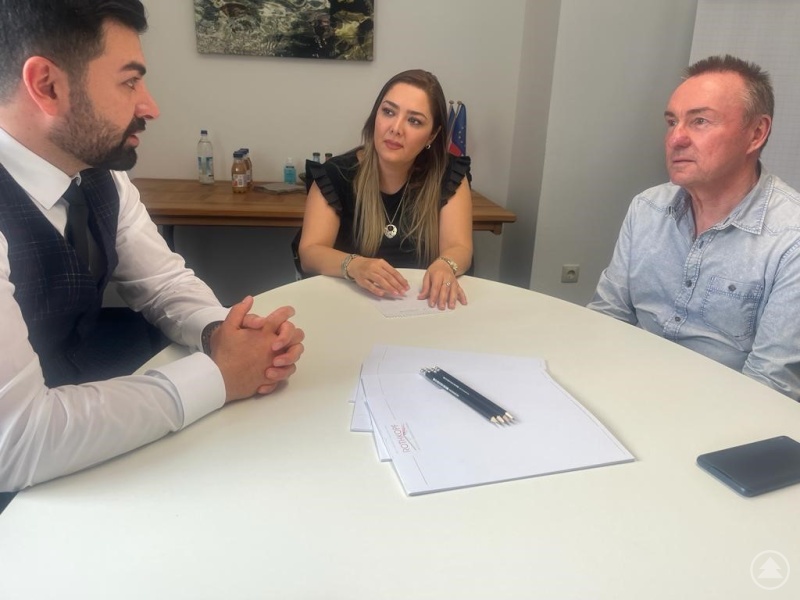 MdB Muhanad Al-Halak gemeinsam mit Studiendirektor Robert Eberle als Türöffner in eine gute Zukunft für Bahare Omar Melli. – Der FDP-Politiker aus Grafenau demonstrierte in Berlin gegen das Mullah-Regime im Iran. Jetzt kann er einer geflüchteten Frau direkt helfen.