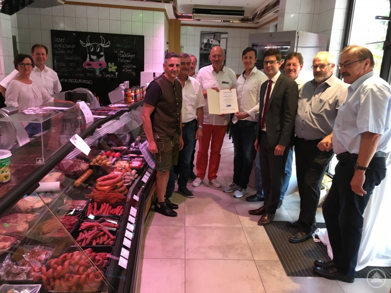 Die Bürgermeister der Ökomodellregion Ilzer Land gratulieren Familie Pleintinger zur Biozertifizierung als erste Biometzgerei in der Modellregion  v.l.: Jutta Pleintinger, Projektmanager der Ökomodellregion Gerhard Falter, Metzgermeister Max Pleintinger, Bürgermeister Josef Kern aus Innernzell, Werner Weny vom Amt für Ländliche Entwicklung, 1. Vorsitzender des Ilzer Land e.V. Manfred Eibl, Simon Pleintinger, Metzgermeister, daneben die Bürgermeister Martin Pichler aus Schönberg, Martin Geier aus Schöfweg, Max König aus Saldenburg und Wolfgang Reichberger, Ökobeauftragter der Stadt Grafenau