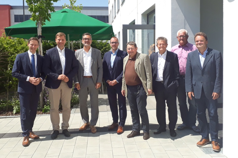 (v.l.): Zweiter Vorsitzender des Vorstands Regierungspräsident Rainer Haselbeck, erster Vorsitzender Bezirkstagspräsident Dr. Olaf Heinrich, Geschäftsführer des Niederbayern-Forum e.V. Bertram Vogel, Prof. Dr. Marcus Jautze (in Vertretung für Beiratsmitglied Prof. Dr. Fritz Pörnbacher), Beiratsmitglied Rudi Fellner, Vorstandsmitglied Berndt Fritzsche sowie die Beiratsmitglieder Richard Hettmann und Peter Schmid