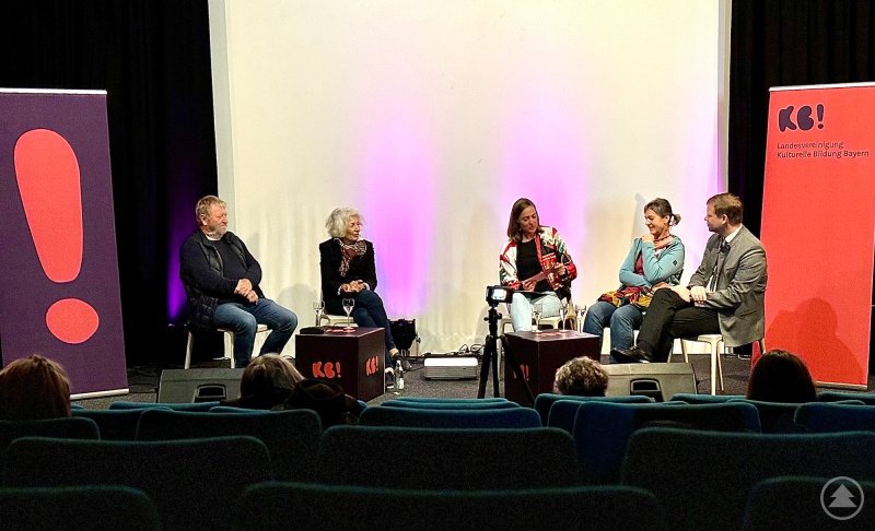Diskutierten die Fragestellung, wie sich die kulturelle Bildung im ländlichen Niederbayern effektiv stärken lässt: (v.l.n.r.) Bildhauer und Kunstvermittler Hubert Huber, die stellvertretende Vorsitzende der Landesvereinigung „Kulturelle Bildung Bayern“ Marion Glück-Levi, Moderatorin Anna Reitberger (Geschäftsführerin der Landesvereinigung „Kulturelle Bildung Bayern“), die freie Tanzvermittlerin Eva Seidl und Bezirkstagspräsident Dr. Olaf Heinrich.