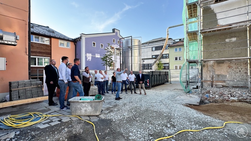 Vorstand Anton Pertler von Lang Bräu Freyung informiert die interessierten Unternehmerinnen und Unternehmer über die neue Investition von ca. 3,5 Mio. EUR.