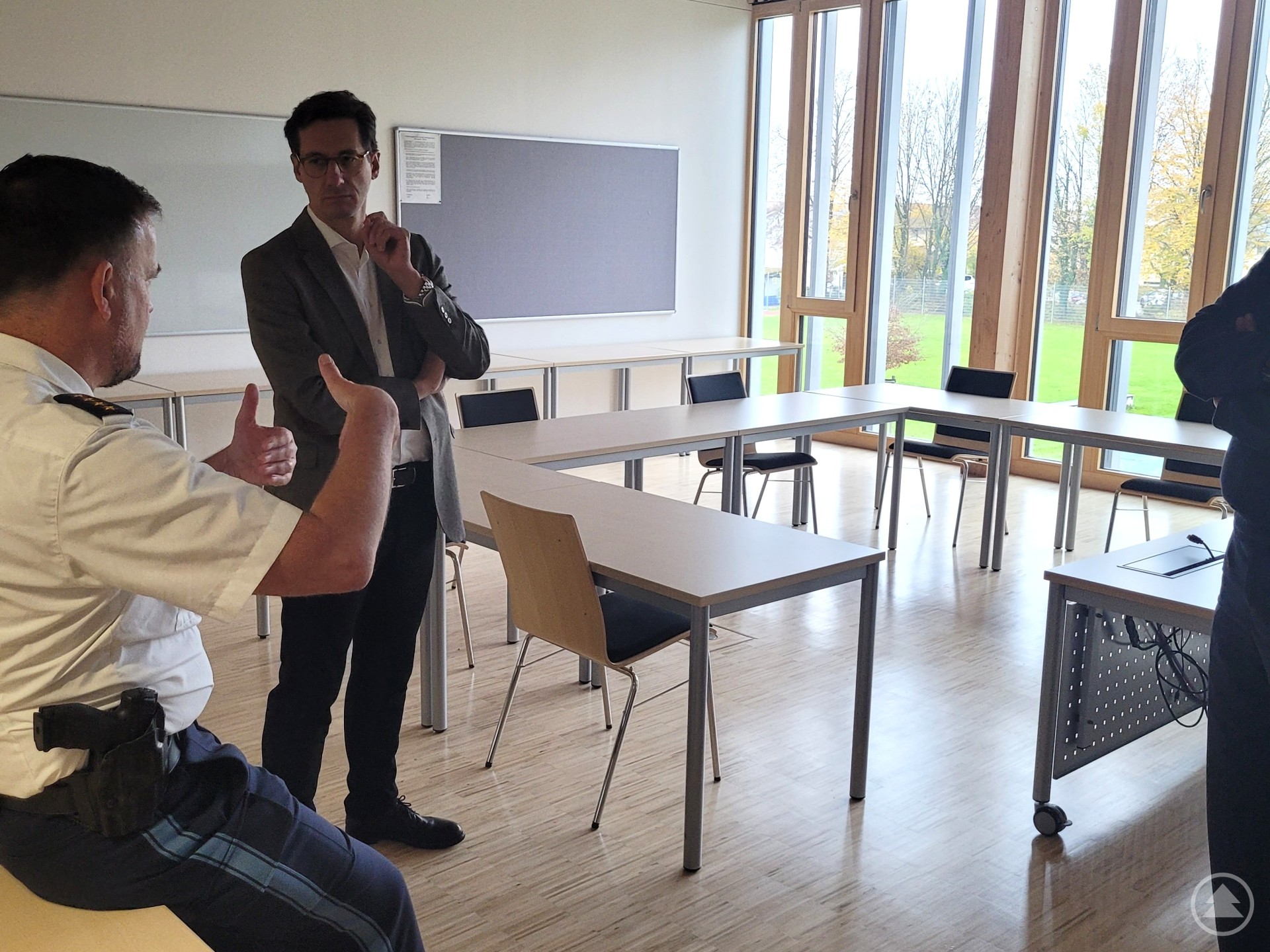 Helle Räume, moderne Architektur: Der Leiter des Fortbildungsinstituts der Bayerischen Polizei, Dr. Walter Buggisch, zeigte MdL Dr. Stefan Ebner die Lehr- und Seminarräume in Ainring.