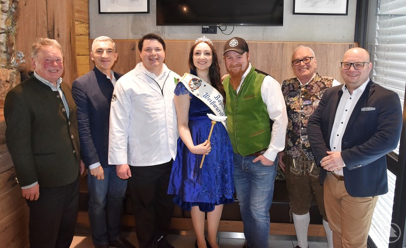 (v.l.n.r.): Staatsminister a.D. Helmut Brunner, Landrat Dr. Ronny Raith, Obermeister der Metzgerinnung Arberland Stefan Einsle, Bayerische Weißwurstkönigin Sophie Braumiller, Starkoch Lucki Maurer, Weißwurstbotschafter Albert Fritz und der Geschäftsführer des Fleischerverbands Bayern Lars Bubnick. Weißwurstkönigin 2025.jpg