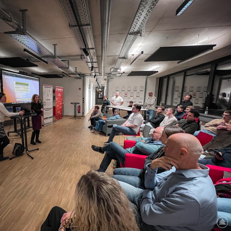 Prof. Eisenreich der HAW Landshut erklärte die Funktionsweise von CustomGPTs besonders anschaulich und greifbar 2025-02-13-IEE 2.jpg