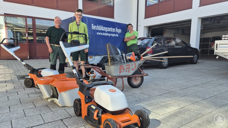 Mitarbeiter des Inklusionsbetrieb, Auto, Werkzeuge und Gerätschaften