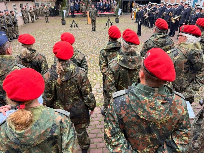 Für Gerhard Drexler, ehemaliges Mitglied des Deutschen Bundestages und engagiertes Mitglied im Förderkreis Deutsches Heer e.V., schloss sich in dieser Woche ein Kreis: Genau 40 Jahre nach seinem ersten Gelöbnis beim Panzerbataillon 244 in Landshut nahm er an der Informationswehrübung für zivile Führungskräfte (InfoDVag) in Osterholz-Scharmbeck teil – einer anspruchsvollen und eindrucksvollen Veranstaltung, die Einblicke in Struktur, Auftrag und Einsatzrealität der Bundeswehr bot.    Im Rahmen eines feierlichen Appells an der Logistikschule der Bundeswehr überreichte Generalleutnant Gerald Funke gemeinsam mit Brigadegeneral Holger Draber, Kommandeur der Schule, die Ernennungsurkunden zum Oberleutnant der Reserve.  Unter dem Beifall der Anwesenden folgte der traditionelle „Schlag auf die neuen Schulterklappen“ – das sichtbare Zeichen der Verbundenheit und Kameradschaft innerhalb der Truppe.    „Diese Ehrung erfüllt mich mit Stolz und ist zugleich Ansporn, weiterhin Verantwortung zu übernehmen – für die Reserve, die Gesellschaft und unser Land“, erklärte Drexler. 🇩🇪     Eine Woche im Dienst für Sicherheit und Verständnis      Gemeinsam mit 28 weiteren Führungskräften aus Politik, Wirtschaft, Verwaltung, Bildung und Kultur absolvierte Drexler die einwöchige InfoDVag an der Logistikschule der Bundeswehr. Ziel der Veranstaltung war es, den Teilnehmenden praxisnahe Einblicke in die Arbeit und die Aufgaben der Streitkräfte zu ermöglichen.    Das Programm umfasste sicherheitspolitische Vorträge, praktische Ausbildungseinheiten, Einweisungen in logistische Abläufe sowie gemeinschaftsbildende Übungen, die das Zusammenspiel zwischen zivilen und militärischen Führungskräften förderten.    „Mich beeindruckt besonders, dass unter meinen Kameraden neben Politikern und einem bekannten Fernsehmoderator auch Manager und Unternehmensleiter großer Firmen mit teils Milliarden-Umsatz waren“, berichtet Drexler. „Auch sie haben sich diese Woche bewusst Zeit genommen, um die Bundeswehr kennenzulernen und zu unterstützen. Das zeigt, welche Wertschätzung unsere Streitkräfte in verantwortungsbewussten Führungskreisen genießen.“     Feierliches Gelöbnis auf Gut Sandbeck      Bereits am zweiten Tag der Veranstaltung fand auf Gut Sandbeck ein feierliches Gelöbnis im Fackelschein statt. Die Teilnehmerinnen und Teilnehmer legten dabei ihren Eid auf die Bundesrepublik Deutschland ab – begleitet von Nationalhymne, Ehrenformation und Marschmusik.  Generalleutnant Gerald Funke und Brigadegeneral Holger Draber würdigten in ihren Ansprachen das Engagement und die Haltung der zivilen Führungskräfte.    Für Gerhard Drexler war dieser Moment besonders emotional:    „Genau 40 Jahre nach meinem ersten Gelöbnis in Landshut war es ein bewegendes Erlebnis, diesen Eid erneut abzulegen – ein starkes Zeichen gelebter Verbundenheit mit unserer Bundeswehr.“     Brücke zwischen Politik, Gesellschaft und Streitkräften      Als ehemaliges Mitglied im Finanz- und Petitionsausschuss des 17. Deutschen Bundestages, Mitglied der Deutschen Parlamentarischen Gesellschaft sowie Mitglied im Förderkreis Deutsches Heer e.V. sieht Drexler seine Aufgabe künftig auch darin, das positive Bild der Bundeswehr in der Gesellschaft zu stärken:    „Die InfoDVag schafft Verständnis, Vertrauen und Dialog. Wer die Bundeswehr in ihrem Alltag erlebt, erkennt, welche Professionalität, Disziplin und Einsatzbereitschaft in unseren Streitkräften steckt. Diese Erfahrung ist für mich als ehemaliger Parlamentarier, Bürger und Unternehmer gleichermaßen wertvoll.“   Zum Abschluss betonte Drexler:    „Ich habe an dieser Wehrübung teilgenommen, um ein Vorbild für die Jugend zu sein und zu zeigen, dass es sich lohnt, sich für unser Land zu engagieren. Dabei habe ich erlebt, dass die Bundeswehr – entgegen vieler Unkenrufe – insbesondere im Bereich Logistik und Unterstützung strategisch hervorragend aufgestellt ist und sich vor großen Logistikunternehmen wie DHL, Amazon & Co. keinesfalls verstecken muss.“