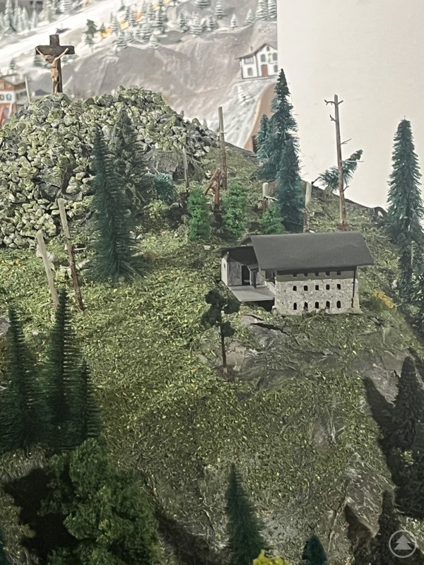 In der größten Modelleisenbahn Ostbayerns, die sich im Dachgeschoss des Grenzbahnhofs Bayerisch Eisenstein befindet, wurde auch der Lusengipfel mit Kreuz und das Lusenschutzhaus liebevoll integriert. Eine detailreiche Modelleisenbahnanlage zeigt den Lusengipfel mit Kreuz und das Lusenschutzhaus im Miniaturformat, umgeben von Bäumen und Felsen.
