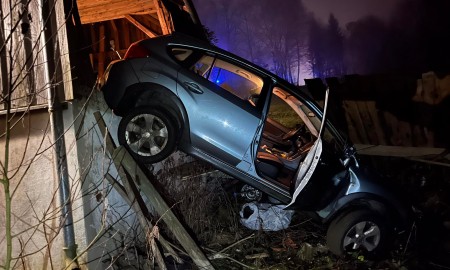 Spektakul&auml;rer Unfall beim Einparken in Haus im Wald