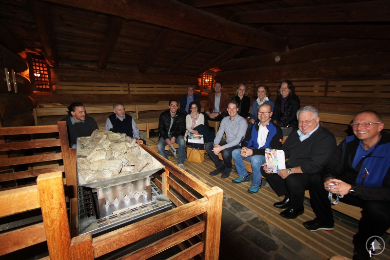 Karl Glass (vorne, 3.v.r.) stellte den Unternehmen des Wirtschaftsforums Regen um Vorsitzenden Dr. Robert Hartel (vorne, 2.v.r.) die vielen Möglichkeiten in der FitnessOase vor, um frühzeitig etwas für die eigene Gesundheit zu tun. Glass investierte in den letzten Jahren ständig, unter anderem in neue Saunen und zusätzliche Diagnostikbereiche.