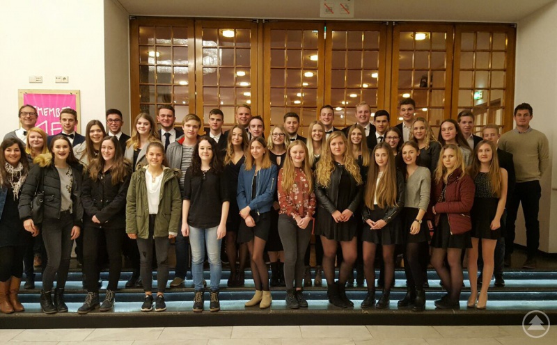 Eine Teilgruppe der Freyunger Schülerinnen und Schüler im Nationaltheater mit ihren Lehrkräften Wolfgang Fischer (hinten links), Christina Wimmer (vorne links) und Michael Scheithauer (hinten rechts).