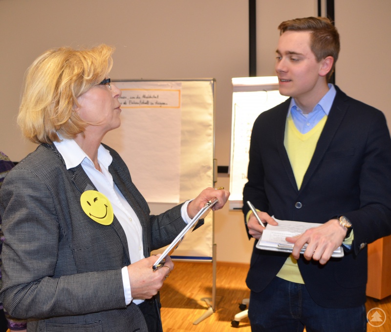 Johannes Müller, Juniorchef von Schmuck Uhren Müller und Vorstandsmitglied in der Werbegemeinschaft erarbeitet sich in Einzelinterviews wie mit Gabriele Römer von AVS Römer die Antworten auf seine Themenfrage.