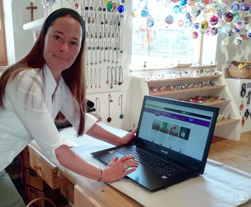 Tanja Köck von Glasscherben Köck aus Riedlhütte verwendet die neue Online-Shop-Möglichkeit, WAIDLER.SHOP bereits.