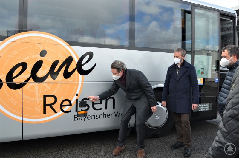 2)	(v.l.) Bundesverkehrsminister Andreas Scheuer, Busunternehmer Björn Seine und Raimund Kneidinger.