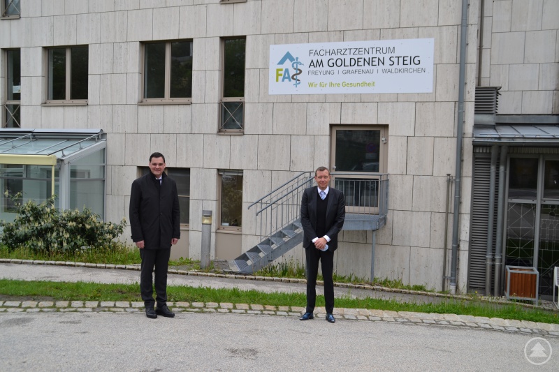 Landrat Sebastian Gruber und Klinikengeschäftsführer Marcus Plaschke
