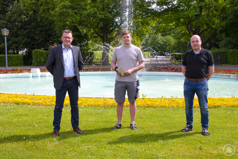 von links: Der Krankenhausdirektor Uwe Böttcher und Ausbilder Bumberger Martin gratulieren Benoit Baumgartner zur bestandenen Prüfung.