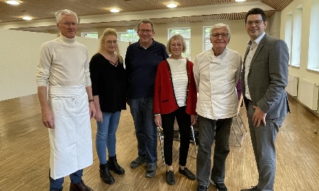 Ein Senior kocht für Senioren