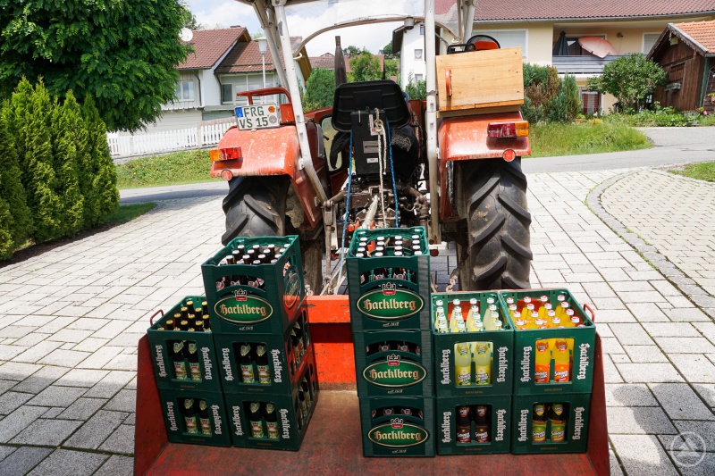Der Traktor mit dem Gewinn des Partypakets 2018.