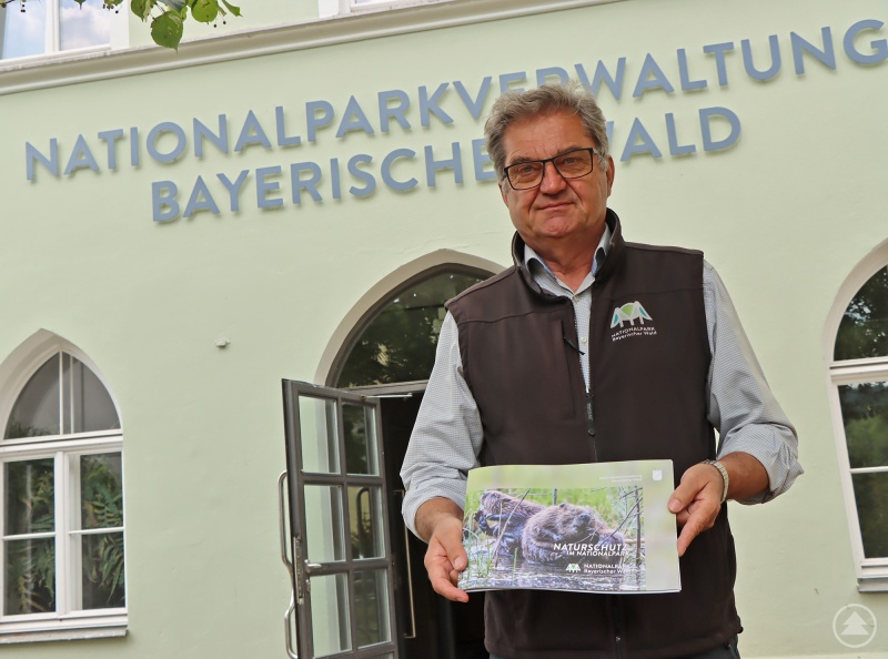 Nationalparkleiter Dr. Franz Leibl mit der neuen Naturschutz-Broschüre.