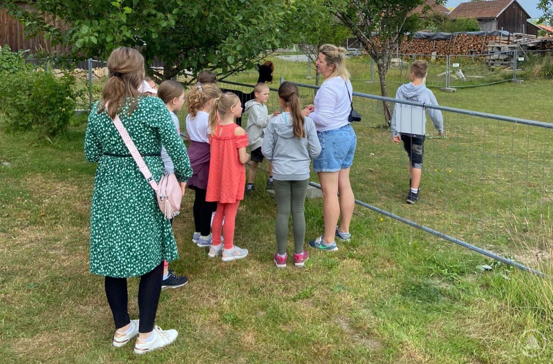 Eine Gruppe Kinder beim Kindergeburtstag