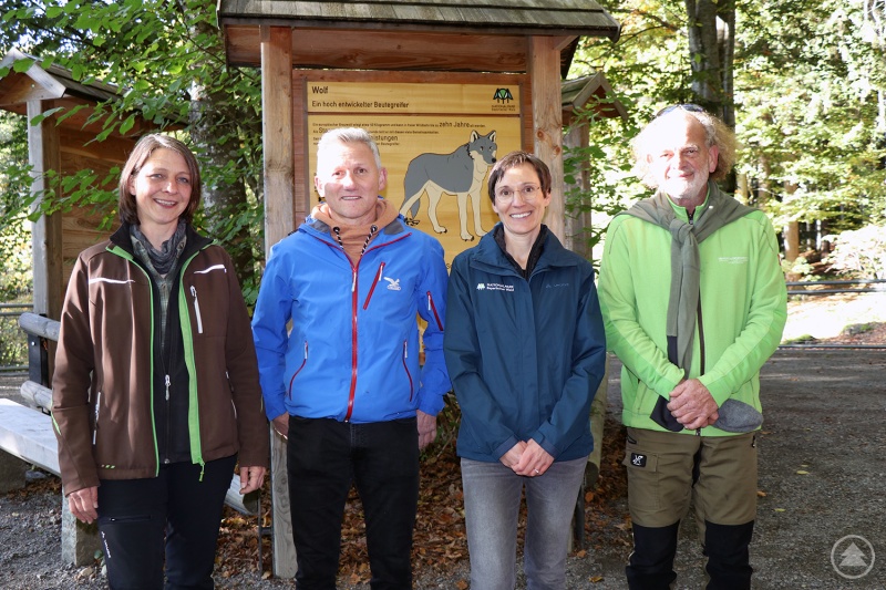 Freuen sich über die erfolgreiche Wiederbesetzung des Wolfsgeheges: Nationalparkleiterin Ursula Schuster (2.v.r.), Tierärztin Susanne Klett (v.l.), Bürgermeister Alfons Schinabeck und Wolfsberater Matthias Vogelsang.