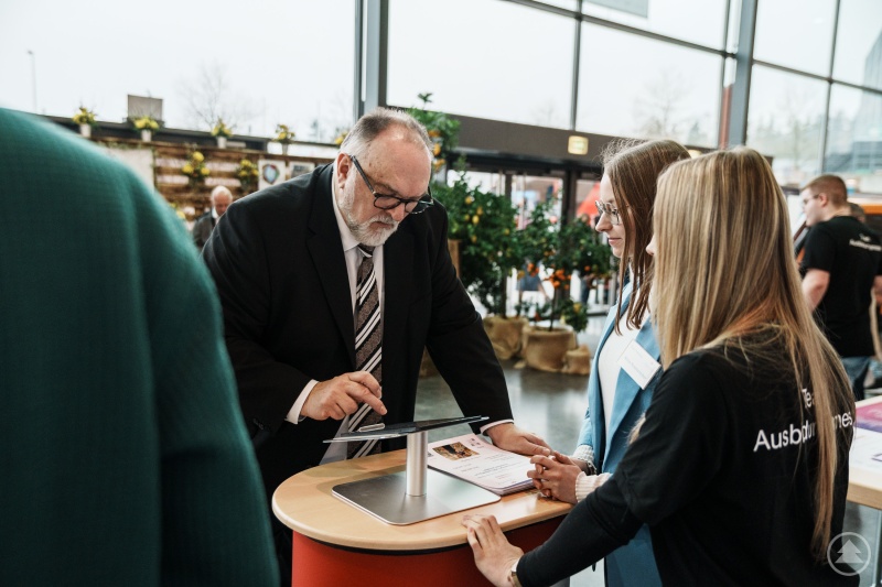 Oberbürgermeister Jürgen Dupper testet sich durch die verschiedenen Stationen der Passauer Ausbildungsmesse