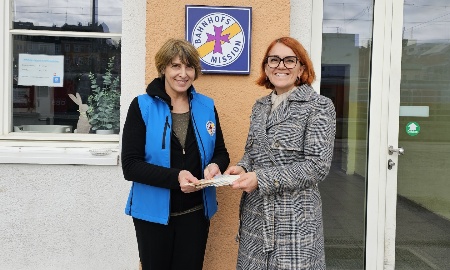 Gemeinschaftlicher Einsatz: Pfarrverband Fürstenstein sammelt 710 Euro durch Tulpenverkauf für die Bahnhofsmission