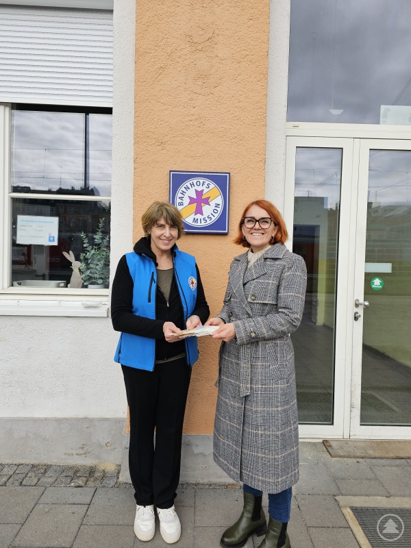 Angelika Leitl-Weber, Leiterin der Bahnhofsmission freut sich riesig über die überreichte Spende von Andrea Kleingütl vom Pfarrverband Fürstenstein.