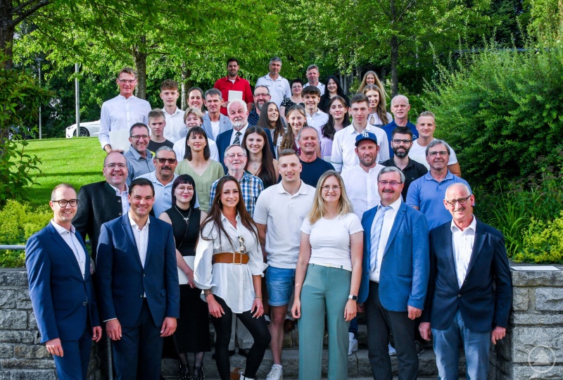 54 Sportlerinnen und Sportler aus dem gesamten Landkreis konnte Landrat Sebastian Gruber (3. v. links) zusammen mit den jeweiligen Heimat-Bürgermeistern und Stefan Bloch (links) als Vertreter der Sparkasse Freyung-Grafenau im Rahmen der Sportlerehrung auszeichnen.