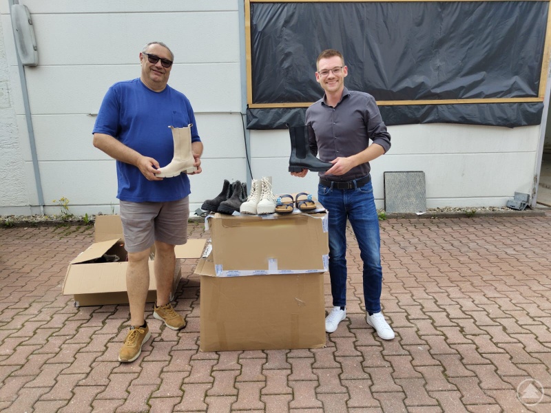 Übergabe der Schuhspende von Erich Rosenberger (Marketingleitung FJ Trading GmbH) an Adolf Blöchinger (1. Vorstand Waidler-Helfen e.V.)