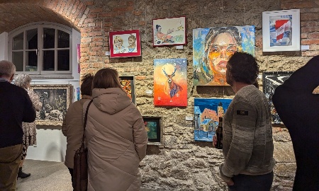 Deggendorfer Kunstverein präsentiert kreativen Höhepunkt: Mitglieder-Jahresausstellung noch bis 06. Januar im Kapuzinerstadl